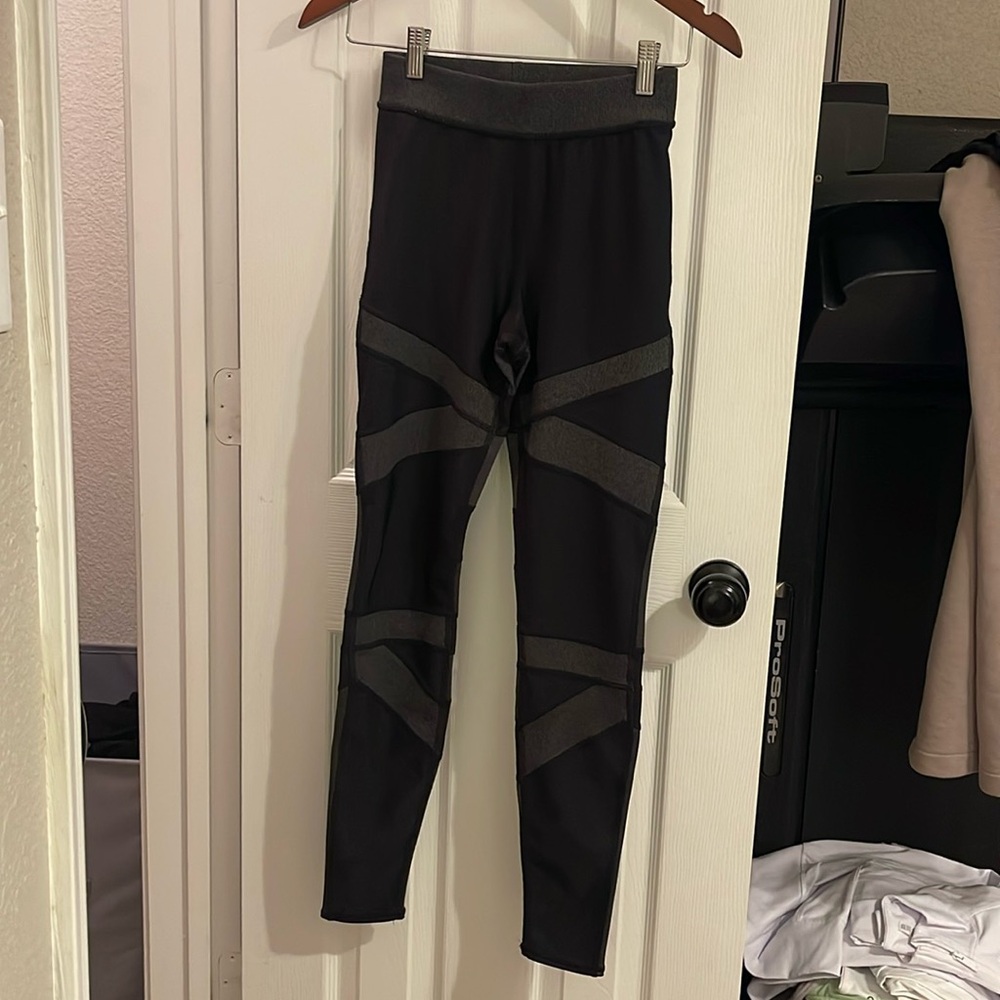 All Yoga detailed leggings black/grey. RN 87370 size S